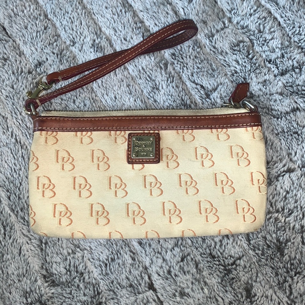 dooney and bourke clutch